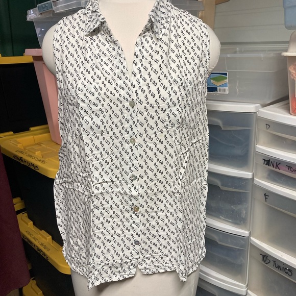 Heroes and Dreamers Sleeveless Button-Down Top - Picture 1 of 8